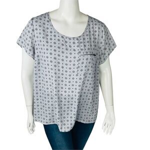 Maurices Womans Plus Sz 2 2X Blouse Short Sleeve Top Shirt Abstract Grey
